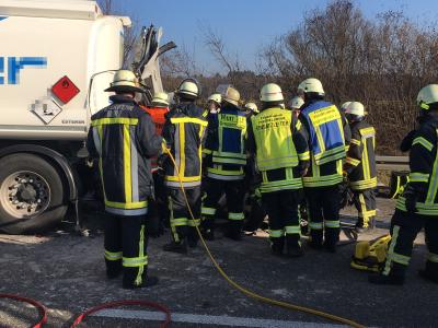 Mundelsheim: A81 Schwerer Unfall mit Vier Lkw und ein Pkw - 2 Fahrstreifen gesperrt - 4 km Stau, Vollsperrung